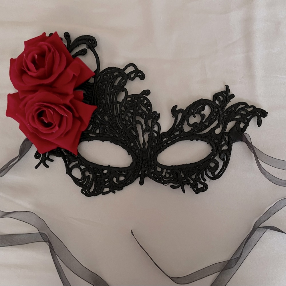 BLACK LACE MASK WITH ROSES